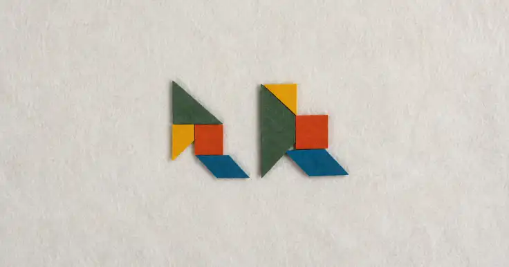 Dos figuras abstractas semejantes a aves, formadas con piezas geométricas verdes, amarillas, naranjas y azules.