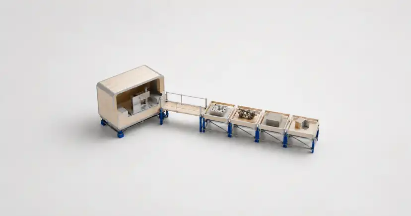 Maqueta de una línea transportadora con una tolva y varias bandejas que contienen materiales distintos.
