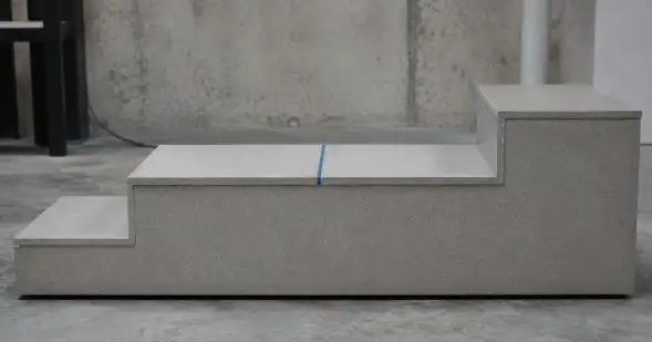 Tres plataformas de hormigón de alturas distintas, separadas por una línea azul.