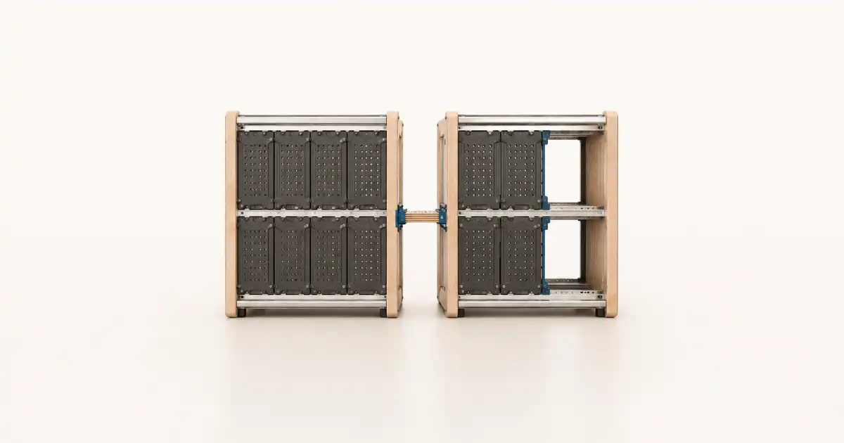Dos bastidores modulares unidos; el de la derecha tiene dos espacios sin paneles.