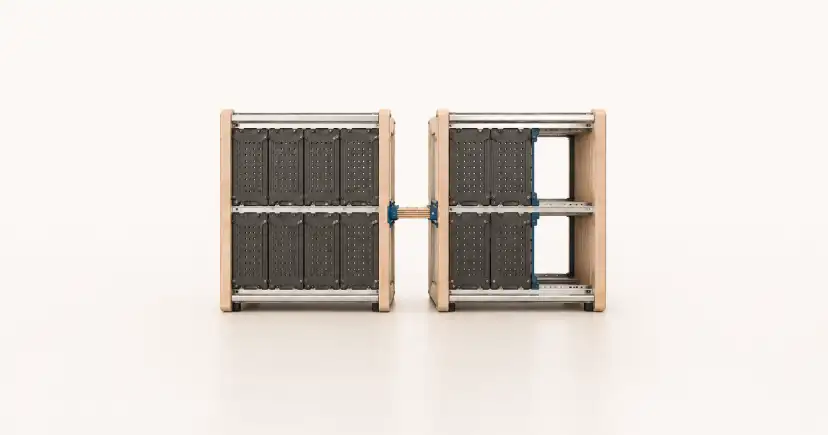 Dos bastidores modulares unidos; el de la derecha tiene dos espacios sin paneles.