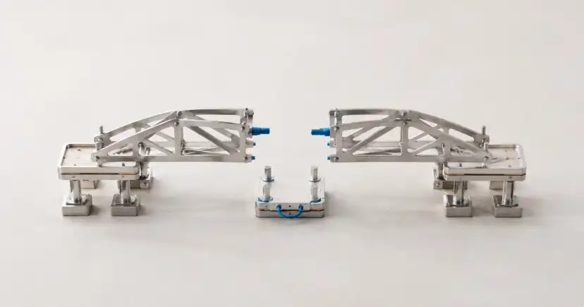 Tres estructuras metálicas modulares separadas, con dos módulos grandes a los lados y uno pequeño al centro.