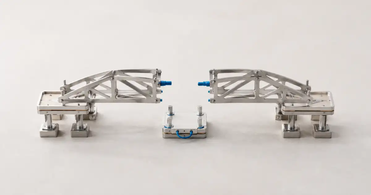 Tres estructuras metálicas modulares separadas, con dos módulos grandes a los lados y uno pequeño al centro.