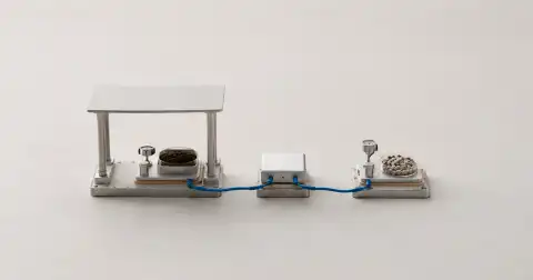 Dos muestras similares reciben condiciones de observación diferentes: una está bajo una estructura elevada y otra permanece expuesta.